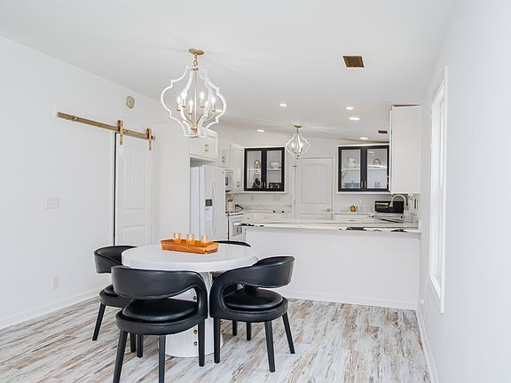 4th image of 5071 Shelbyville Rd