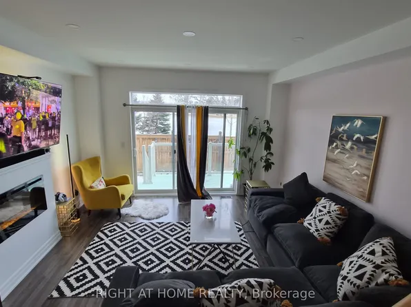 384 Arctic Red Dr #34, Oshawa, ON L1L 0M5