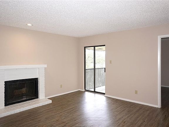 3rd image of 1901 Holleman Dr #106