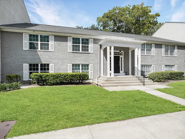 Plaza Gate Ln S — Photo 4