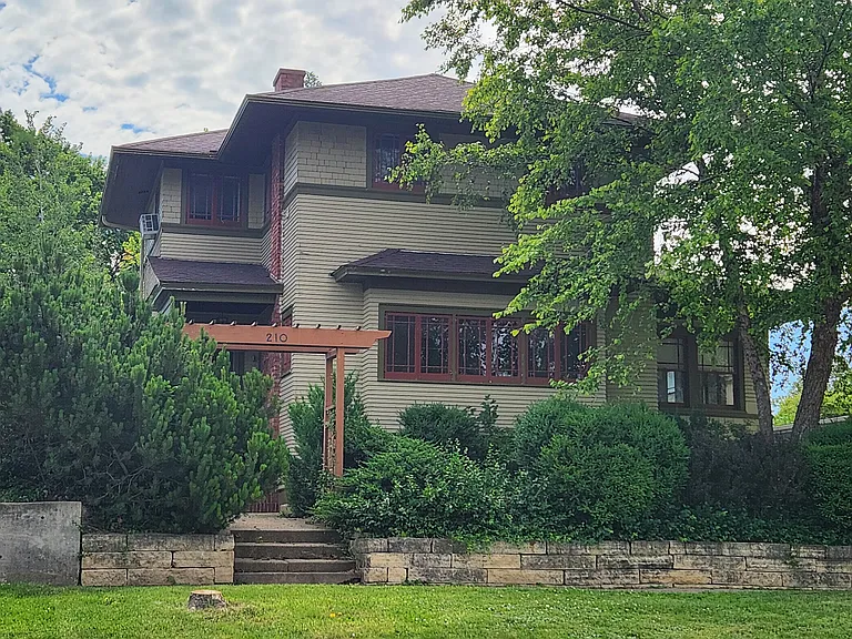 210 N 13th Pl — Photo 1