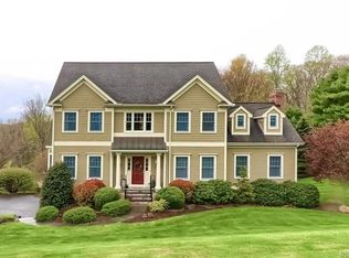 2 Pumpkin Ln, Newtown, CT 06470