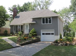 21 Roxbury Rd, Port Washington, NY 11050