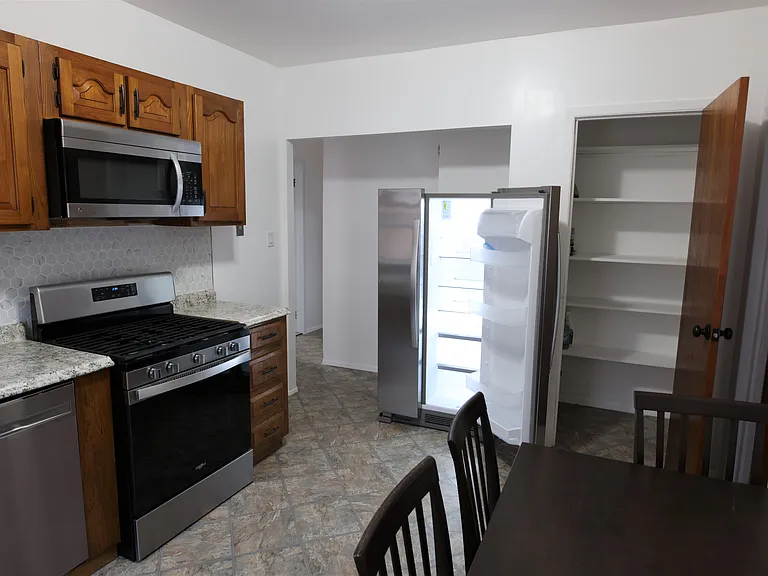 85-04 Parklane S #3 — Photo 11