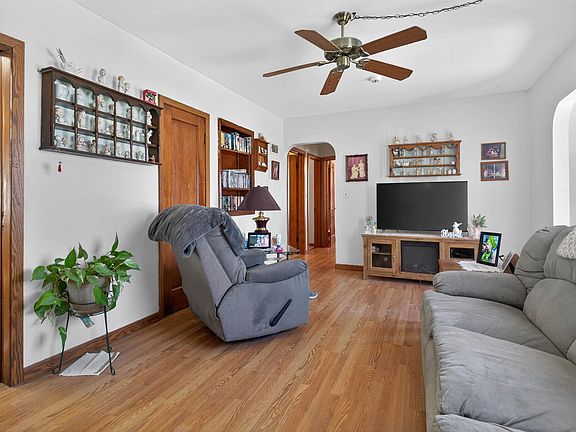 5th image of 211 Boston Ave