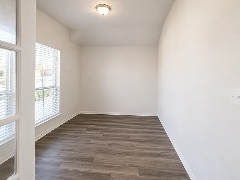 8915 Hidden Oaks Dr — Photo 2