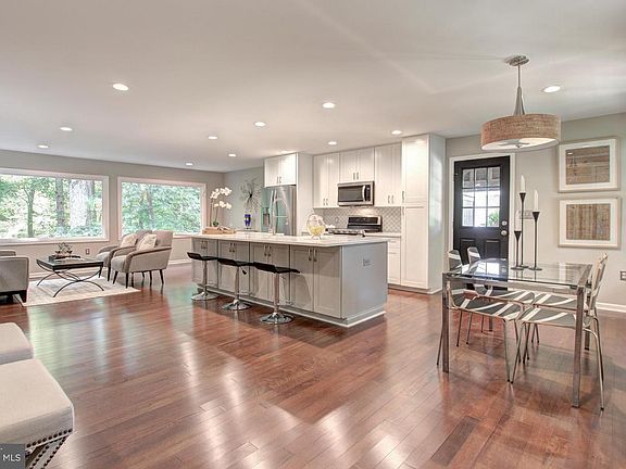 3rd image of 8801 Queen Elizabeth Blvd