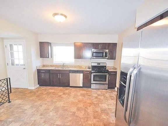 3rd image of 10910 Kostner Ave