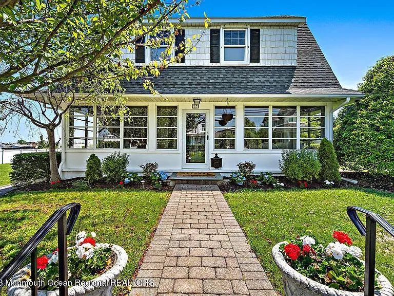 27 Shrewsbury Dr — Photo 2