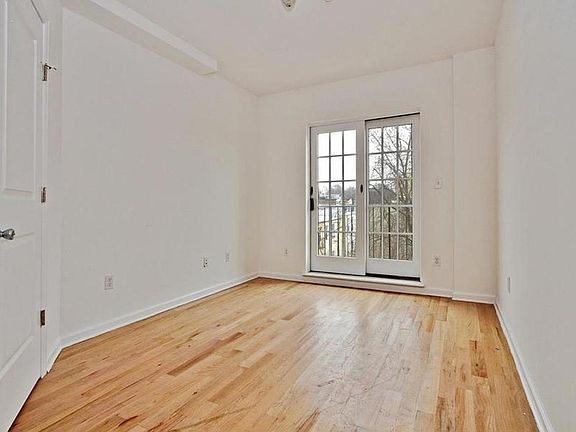4th image of 300 20th St #2