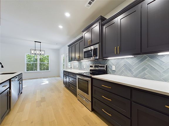 4th image of 4 Selkirk Ln