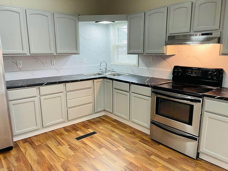 112 W Lincoln St — Photo 10