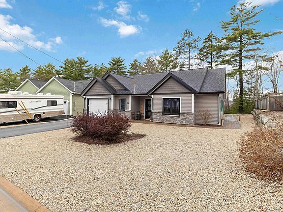 3rd image of 71 Acorn Dr