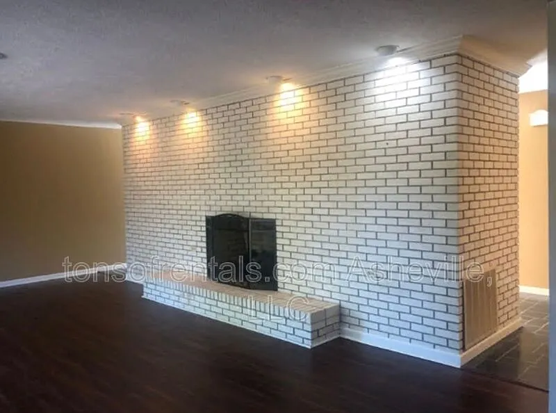 3 bed, 2.5 bath, 2550 sqft, $2,395 — Photo 2
