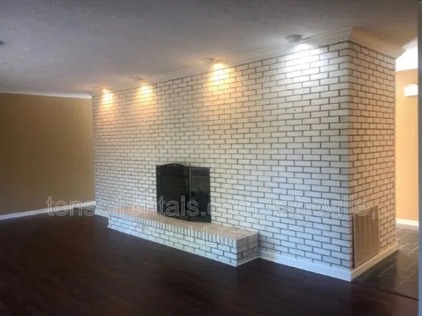 135 Cold Springs Rd, Hendersonville, NC 28792