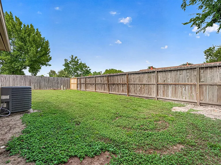 7407 Cortes Dr — Photo 36