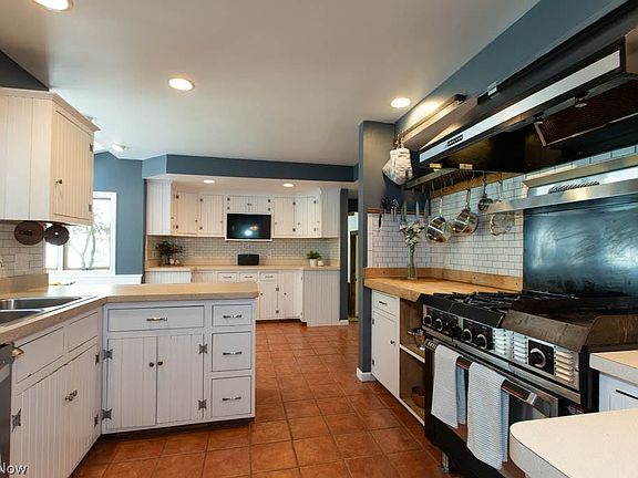 3rd image of 8122 Westhill Dr