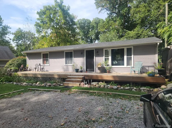 276 Bramble Brae St, White Lake, MI 48386