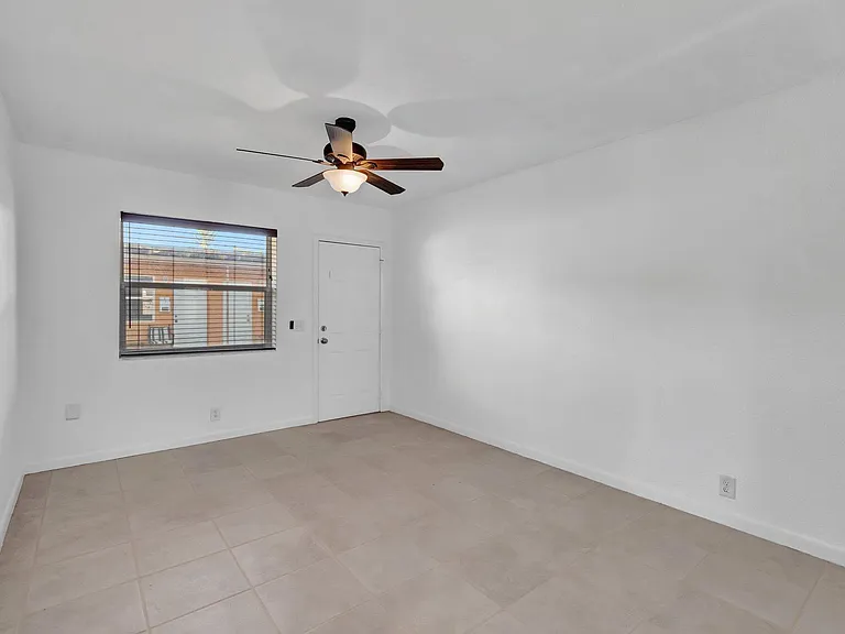 710 SE 4th Ave — Photo 4