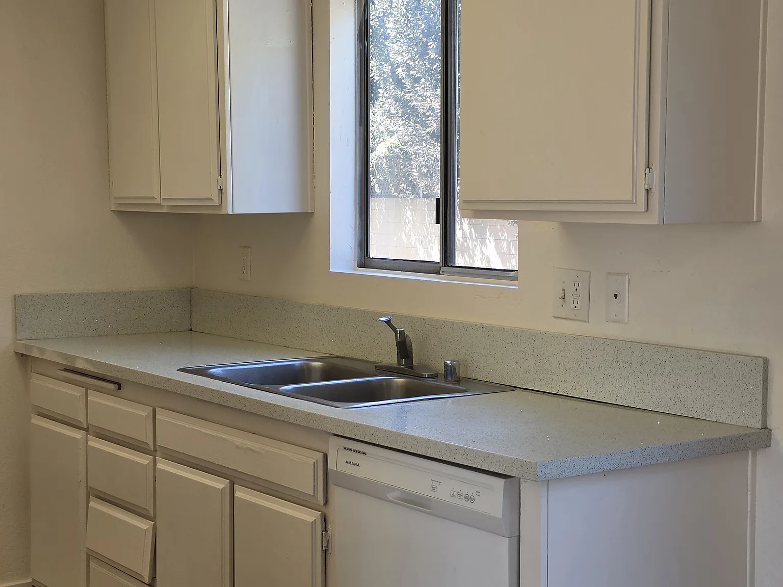 3 bed, 1.5 bath, 950 sqft, $2,800 — Photo 4