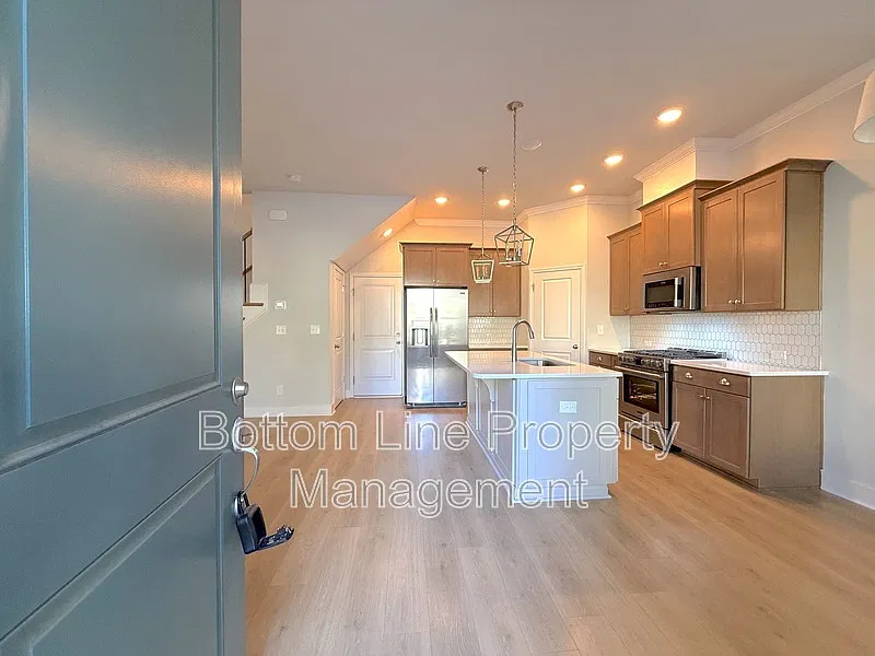 3 bed, 2.5 bath, 1593 sqft, $2,800 — Photo 3