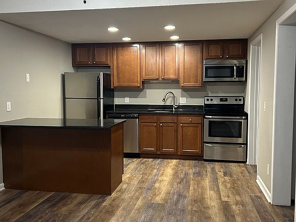 2nd image of 152 Waterbury Ct