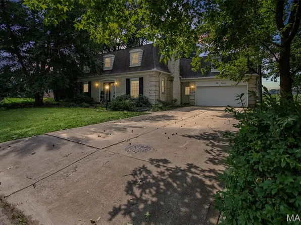 1011 Richard Dr, Godfrey, IL 62035