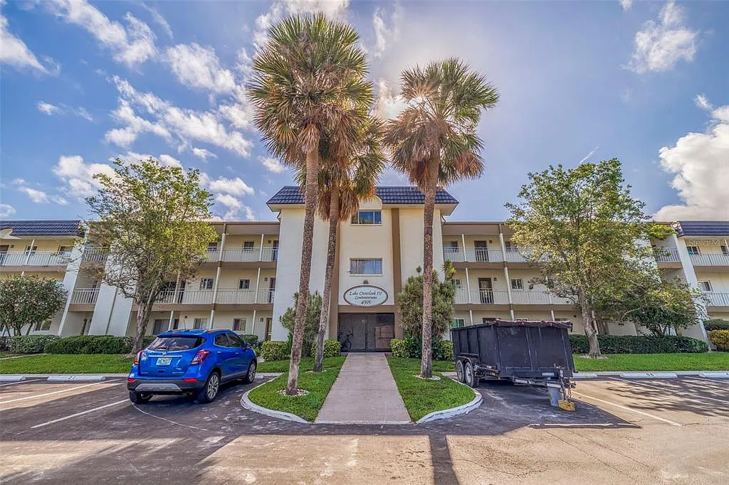 2 bed, 1.0 bath, 975 sqft, $1,800 — Photo 1