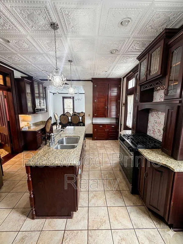 5 bed, 3.0 bath, 2700 sqft, $1,876 — Photo 3