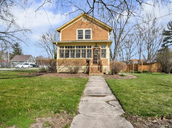 27 School St, Geneva, IL 60134