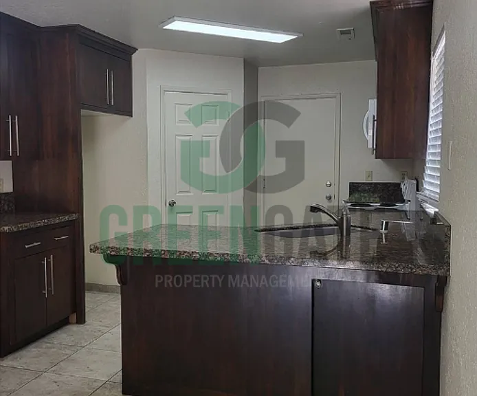 2428 Woodvale Dr — Photo 12