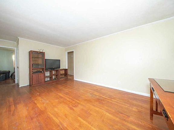3rd image of 738 Martin Dr
