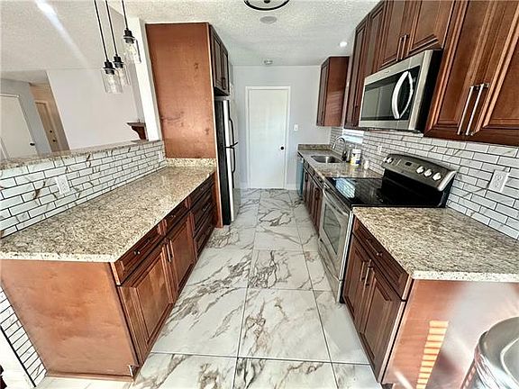 4th image of 464 Longwood Dr