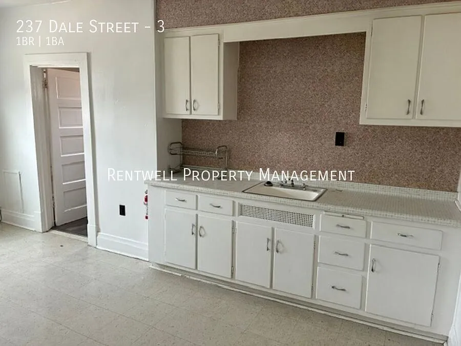 Cozy 1-Bedroom Apartment in the Heart of McKeesport — Photo 1