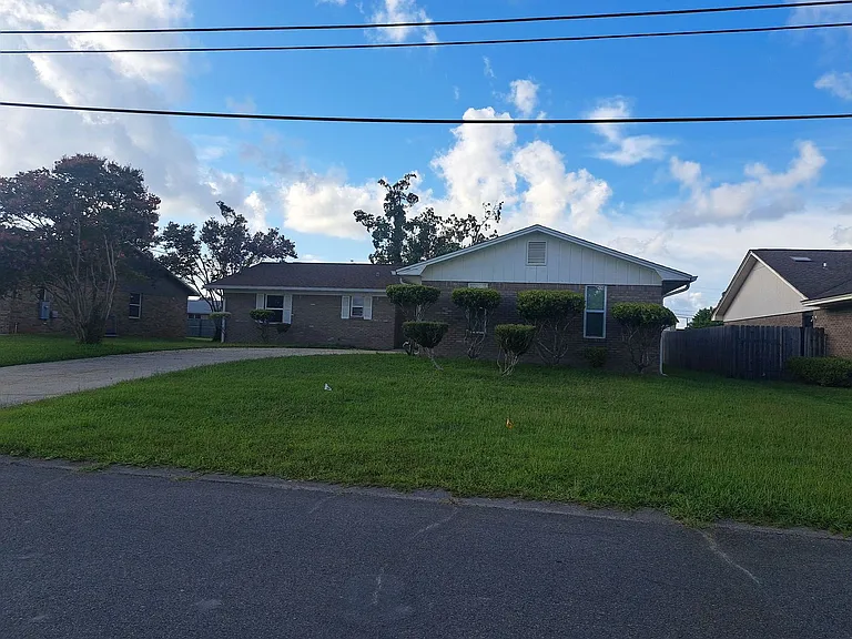 5921 Howard Rd — Photo 2
