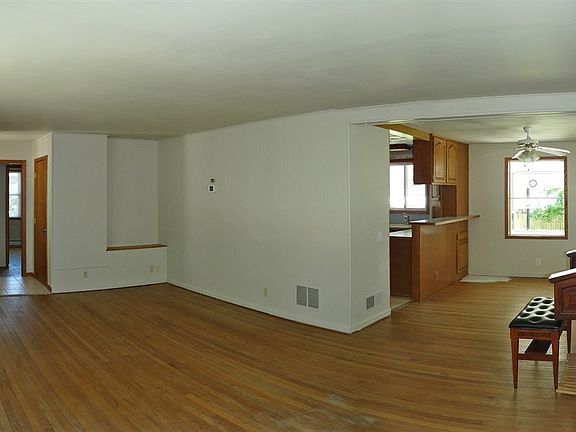 4th image of 97 Waldron St