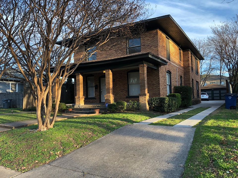 Front of Duplex and driveway to garage.