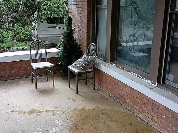 5th image of 307 E Oak St