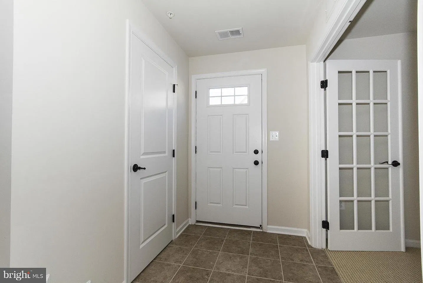 3 bed, 2.5 bath, 2096 sqft, $2,900 — Photo 2