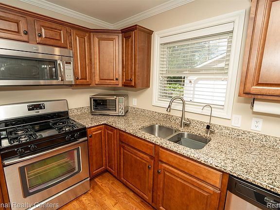 5th image of 4227 Buckingham Ave