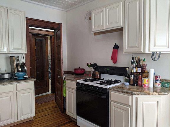 Newer EI Kitchen with Granite Countertops