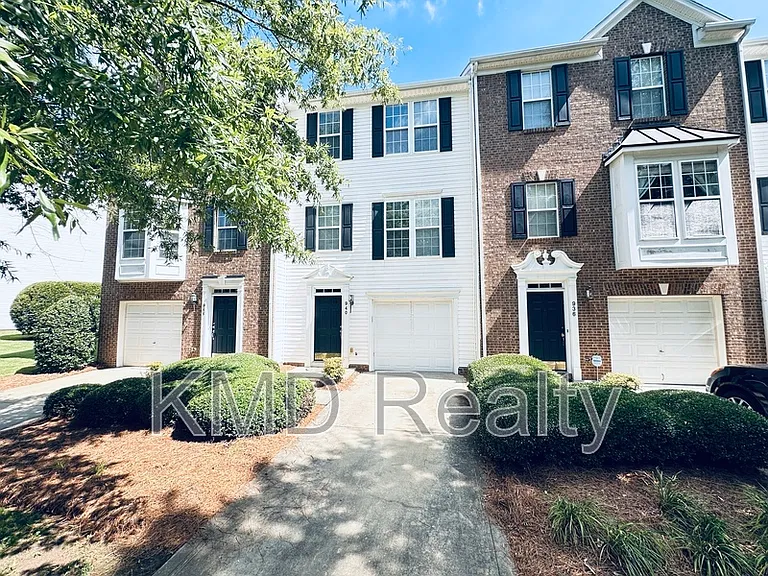 940 Tiger Ln — Photo 1