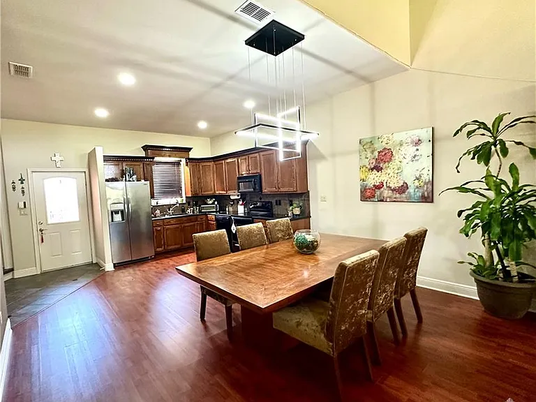 203 San Saba St — Photo 5