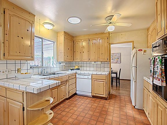5th image of 61 Herbert Ln