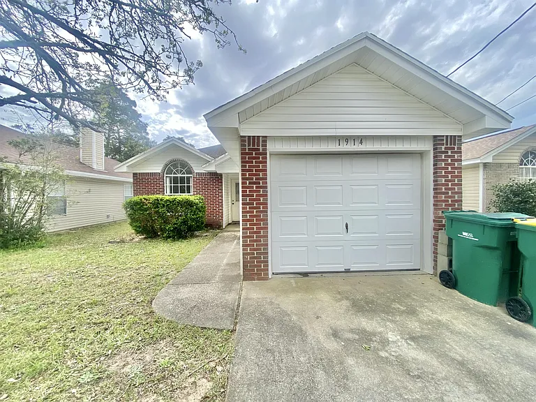 1914 Summer Hills Ln — Photo 1