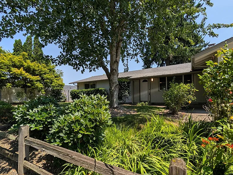 2425 Leyton Ln — Photo 3