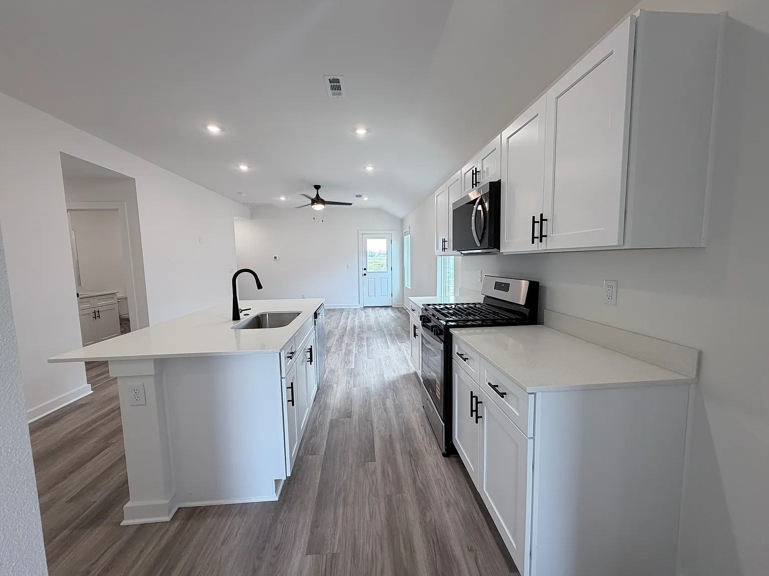 3 bed, 1352 sqft, $1,900 — Photo 3