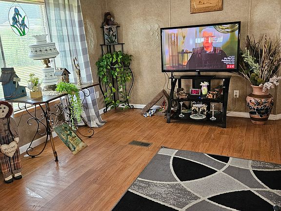 3rd image of 109 Rockwell Dr