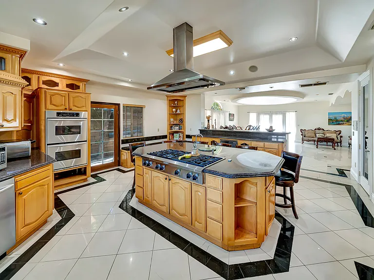 7735 Wilbur Ave — Photo 40