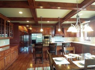 904 Woods Dr, Hartland, WI 53029